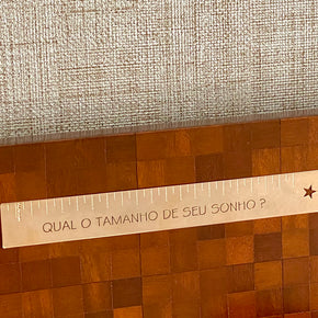 ENFEITE RÉGUA DOURADA "QUAL O TAMANHO DE SEU SONHO?" - PATY FERNANDES