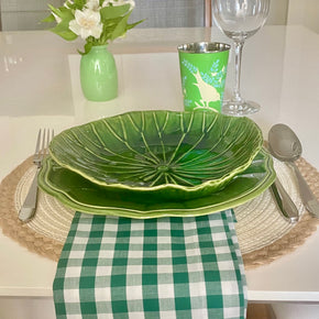 Prato super especial, em cerâmica feita à mão, cor verde, para servir risotos, massas e saladas.