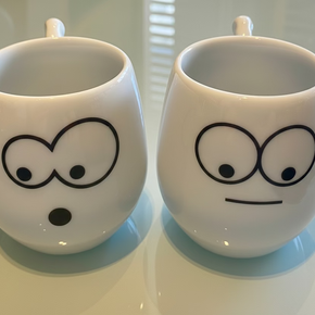 Charme, bom humor e design assinado na hora do cafezinho, com as xícaras de anjinhos do Studio Greghy Design.