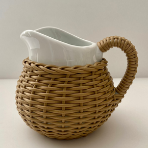 JARRA/LEITEIRA BOJUDA DE PORCELANA E VIME G DETALHES