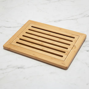 Tábua para pão em bambu com migalheira deixa a mesa organizada e limpa.