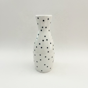 Vaso pequeno em porcelana branca decorado com poás pretos em formato garrafa.