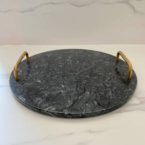 Bandeja redonda de mármore preto polido com veios naturais e alças em metal dourado So Sweet Kasa.