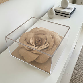 Caixa de acrílico decorativa com flor feita com fibra de arroz usada em aparador.