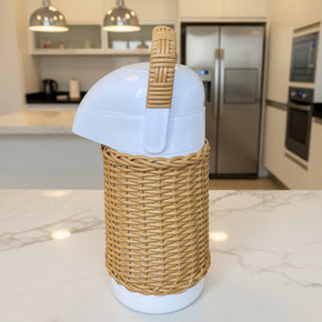Mini garrafa térmica de vime sintético de 500ml decorando bancada de mármore branco em cozinha moderna.
