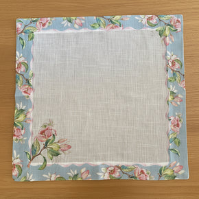 Guardanapo quadrado de tecido estampa floral e borda azul coleção Mommy Flowers Maison Blanche