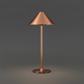 Luminária modelo Cone, em metal rosé, acionada pelo toque, recarregável por cabo USB.