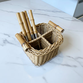 Porta-talheres lavável de vime sintético e bambu natural acomoda até 12 talheres em cada divisória.