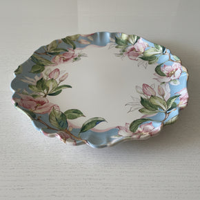 Prato raso de cerâmica com estampa floral borda ondulada Coleção Mommy Flowers Maison Blanche.