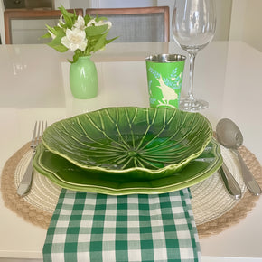 Prato super especial, em cerâmica feita à mão, cor verde, para servir risotos, massas e saladas em mesa posta montada. 