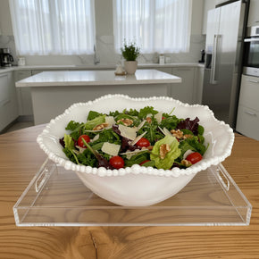 Vista da saladeira de melamina premium Vanilla Pearl, mostrando a borda recortada e o diâmetro amplo de 34,5 cm, assim como uma salada colorida.