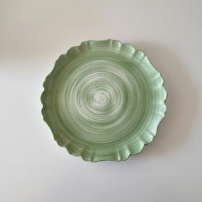 Sousplat redondo de cerâmica verde com bordas onduladas e pintura espiralada Maison Blanche.