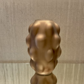 Vaso grande e escultural de vidro fosco acetinado em tom marrom suave, com textura marcante em relevo de bolhas ou bubble, medindo 34 cm de altura, fotografado em detalhe na loja So Sweet Kasa.
