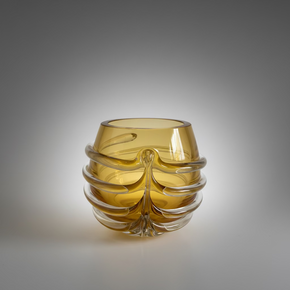 Vaso de vidro estilo Murano na cor âmbar 14 cm de altura.