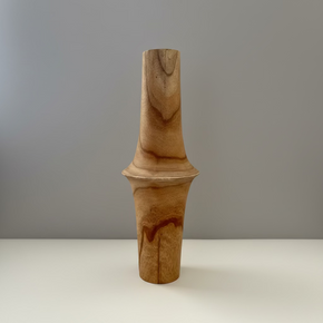 Vaso de madeira teca modelo 'Bamboo' com 46 cm de altura e design esculpido em gomos – So Sweet Kasa.