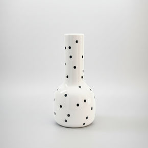 Vaso em porcelana branca com poás pretos 18,5 cm.
