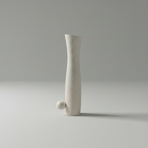 Vaso solitário branco feito artesanalmente, modelo Lis, em madeira com tubo de vidro acoplado. Estúdio OIO para So Sweet Kasa.