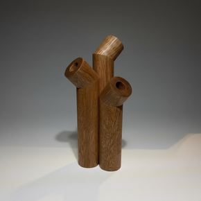Foto do vaso Trio em madeira maciça do Estúdio OIO. Design escultural em 20 cm de altura.